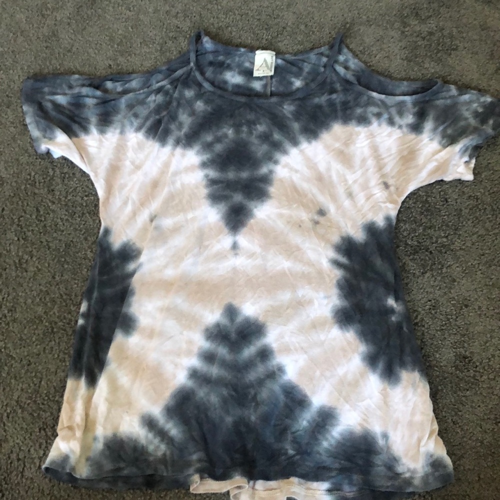 tye dye cut out shoulder tee!